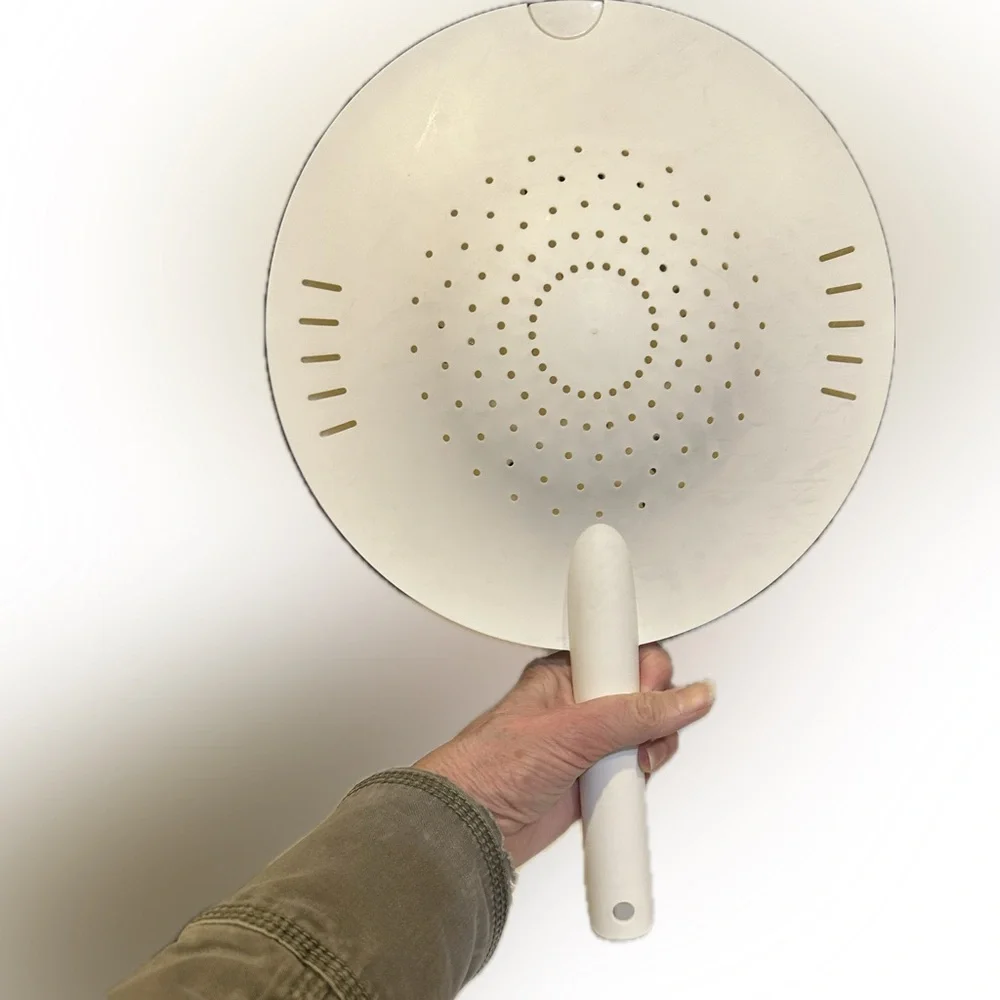 VTG 10.5” TUPPERWARE HANDLED COLANDER STRAINER DISCONTINUED 2 PIECE KITCHEN TOOL